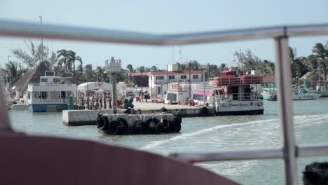 Llegando-A-La-Isla-De-Holbox-Mexico-Vista-Desde-El-Interior-Del-Ferry