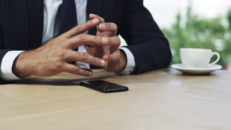 manejando negocios desde su móvil