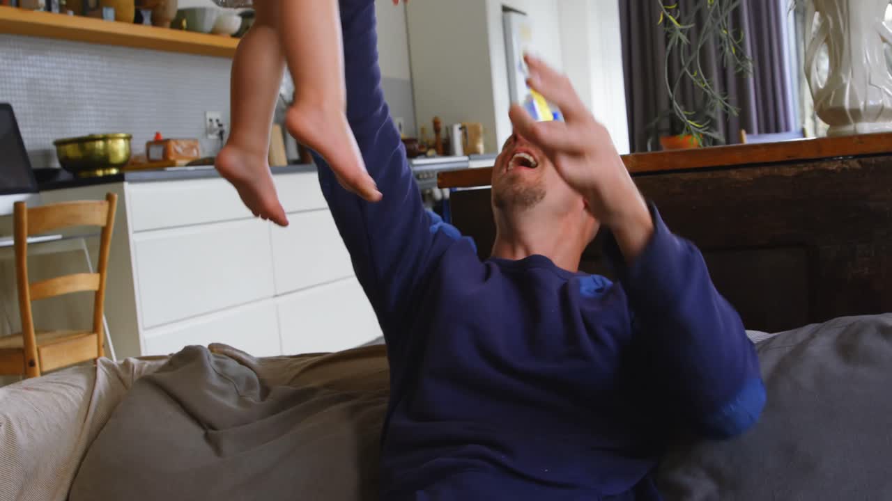 아버지 는 거실 4k 에서 딸 과 함께 놀고 있다