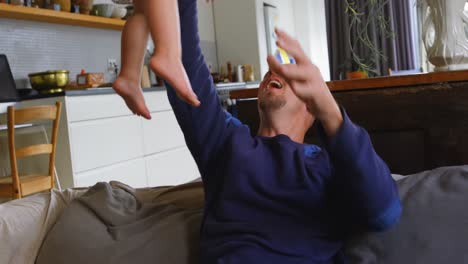 padre jugando con su hija en la sala de estar 4k