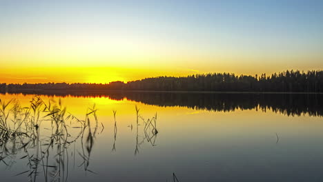 un video de lapso de tiempo captura el cautivador paisaje de un lago tranquilo que refleja la puesta de sol