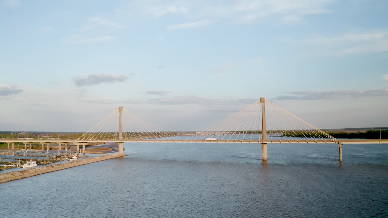 일몰 동안 미시시피 강을 건너는 현수교의 드론