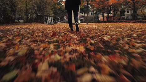 Baja-Vista-De-Pies-Femeninos-En-Zapatillas-A-Lo-Largo-De-Un-Camino-Cerca-Del-Bosque