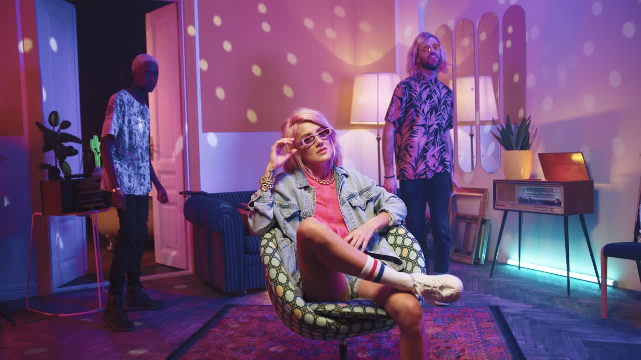 tres amigos hipster multiétnicos pasando un buen rato en una fiesta retro en casa