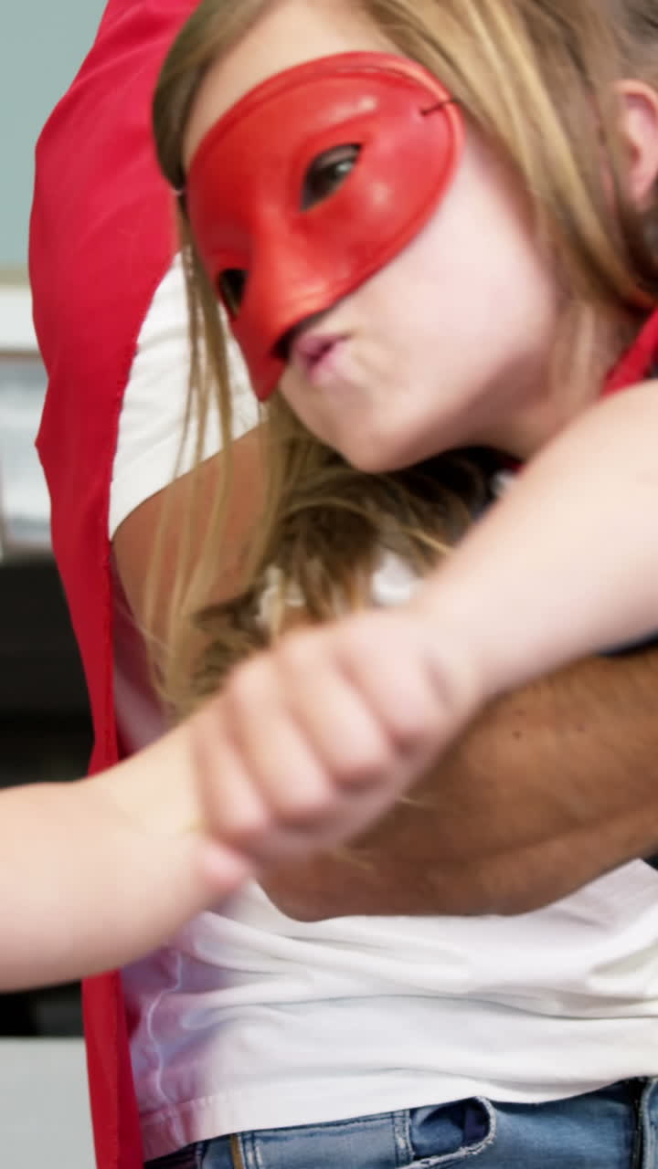 padre e hija fingiendo ser superhéroes