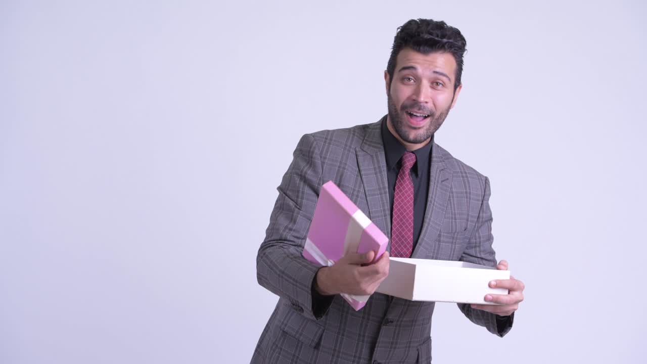 feliz guapo hombre de negocios persa barbudo en traje