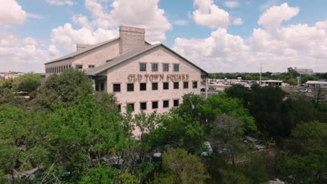 Edificio-De-Oficinas-De-La-Plaza-Del-Casco-Antiguo-En-Round-Rock-Texas-Memorial-Park-Chisholm-Trail-órbita-Aérea-En-Un-Día-Soleado-En-4k