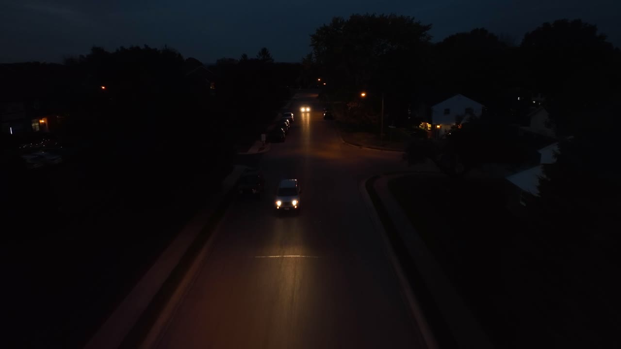 밤에는 미국 동네에서 자동차를 운전합니다.