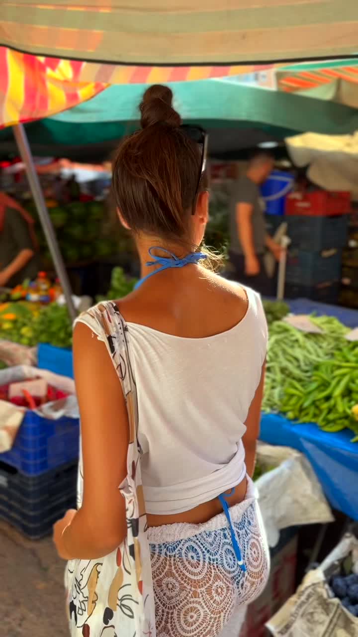 mujer en un mercado callejero