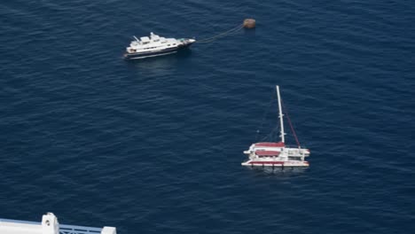 barcos, anclado, acantilado, fira, edificios blancos, pájaros volando, océano, exótico, santorini, isla, grecia