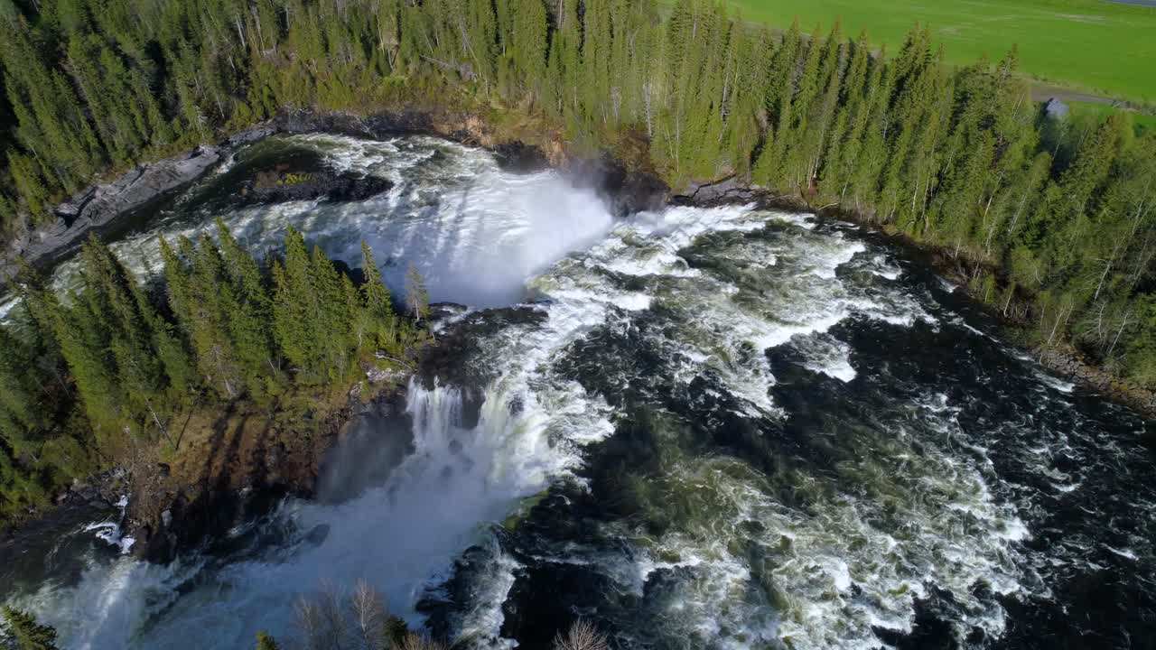 la cascada de ristafallet en la parte occidental de jamtland está catalogada como una de las cascadas más hermosas de suecia.