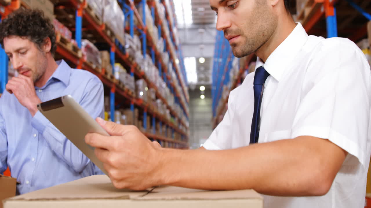 Operai del magazzino che lavorano insieme