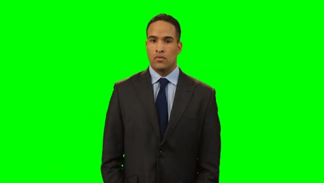 hombre de negocios tocando la pantalla invisible