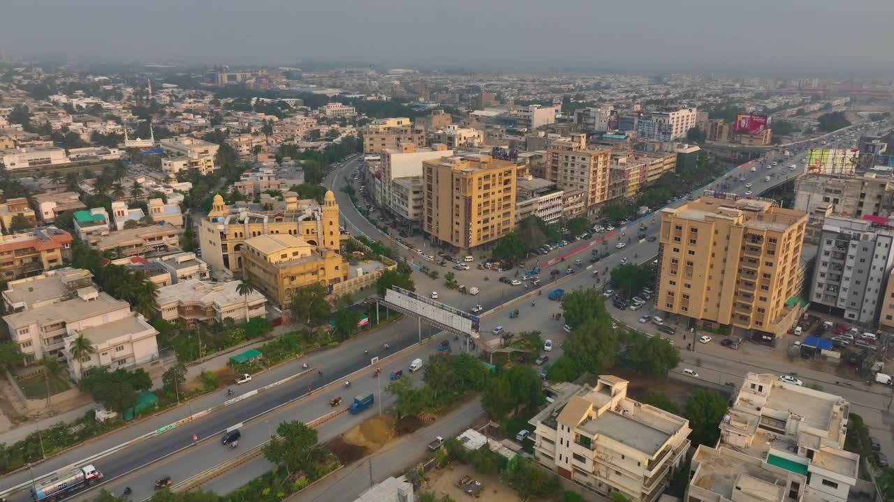 Vista a volo d'uccello con drone della strada Shahrah-e-Faisal a Karachi