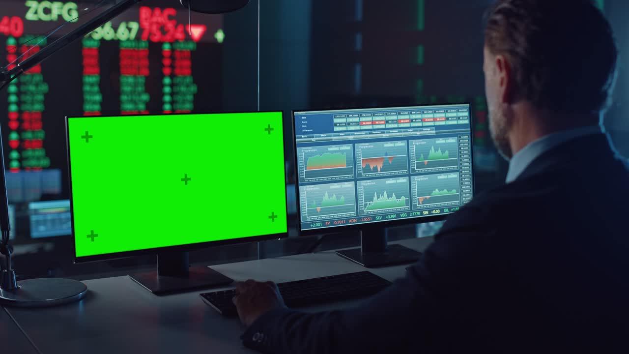 analistas profesionales de datos financieros que trabajan en una computadora con pantalla verde en una oficina de monitoreo moderna con análisis en vivo en una gran pantalla digital. sala de monitores con especialistas en finanzas.