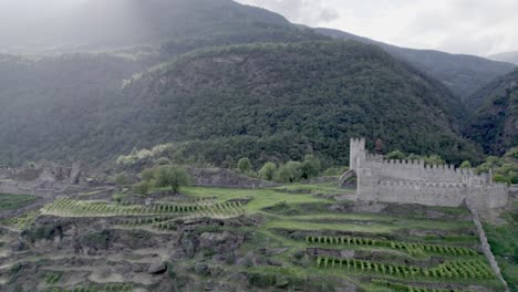 Video-Mit-Drohne-Der-Seitlichen-Ebene,-Die-Diagonal-Zum-Neuen-Schloss-Oder-Vistonceo-Aufsteigt