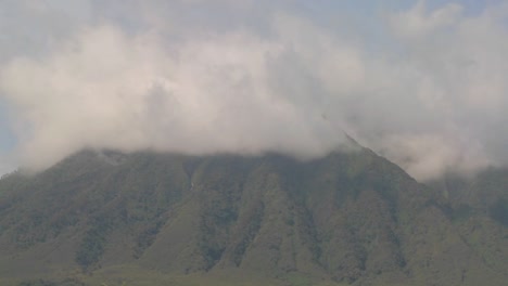 Dramatische-Zeitrafferaufnahmen-Der-Virunga-Vulkane-An-Der-Grenze-Zu-Ruanda-Kongo