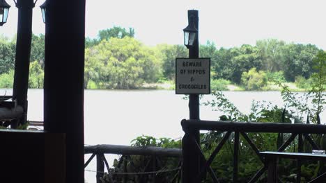 Vorsicht-Vor-Flusspferden-Und-Krokodilen-Schild-An-Einem-Sambia-Fluss