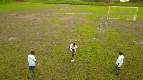 Luftaufnahme-Von-Jungen,-Die-In-Tansania-Fußball-Spielen-–-Drohnenaufnahme