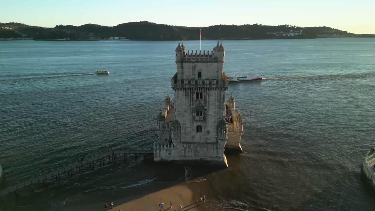 Veduta aerea della Torre di Belém all'ora d'oro: una scena pittoresca di storia e bellezza 07