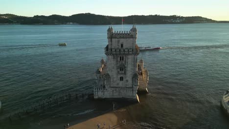 Vista-Aerea-De-La-Torre-De-Belém-A-La-Hora-Dorada:-Un-Escenario-Pintoresco-De-Historia-Y-Belleza-07