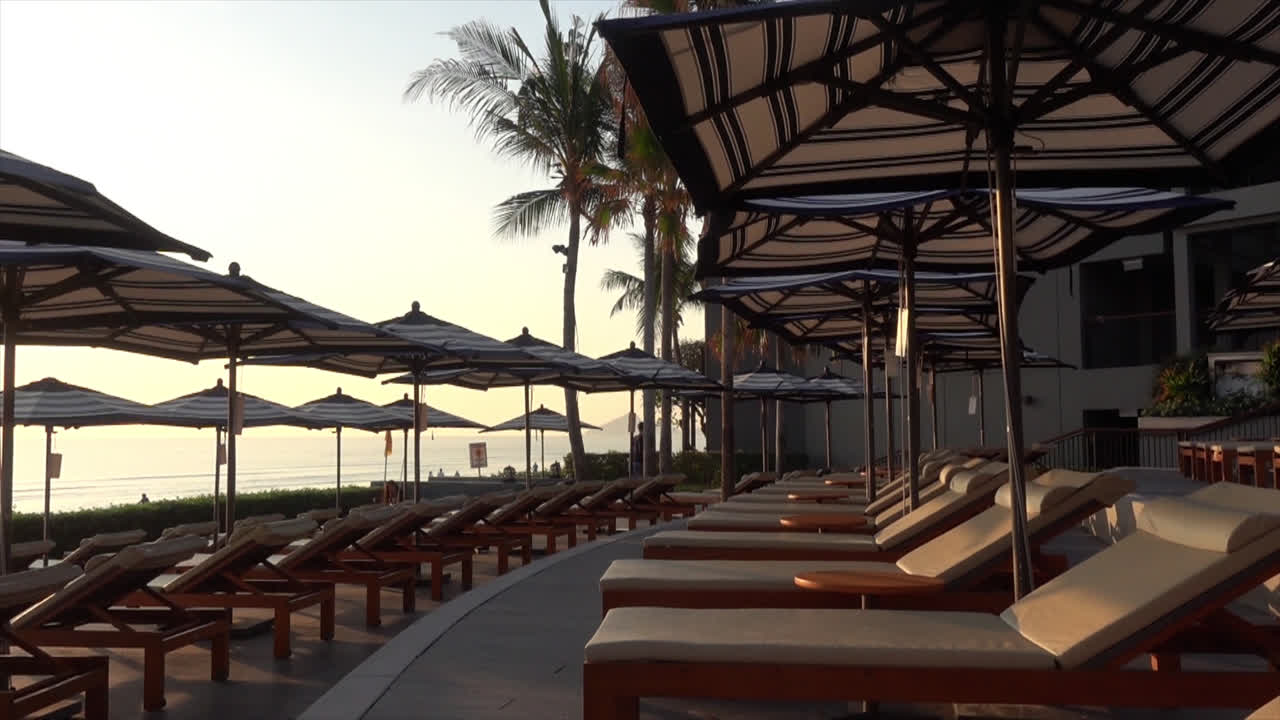 кровать бассейн с зонтиком вокруг бассейна в отеле курорт для отдыха концепция