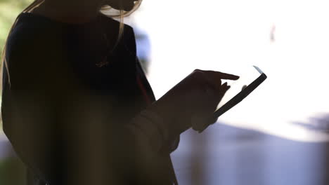 mujer con touchpad contra la luz brillante