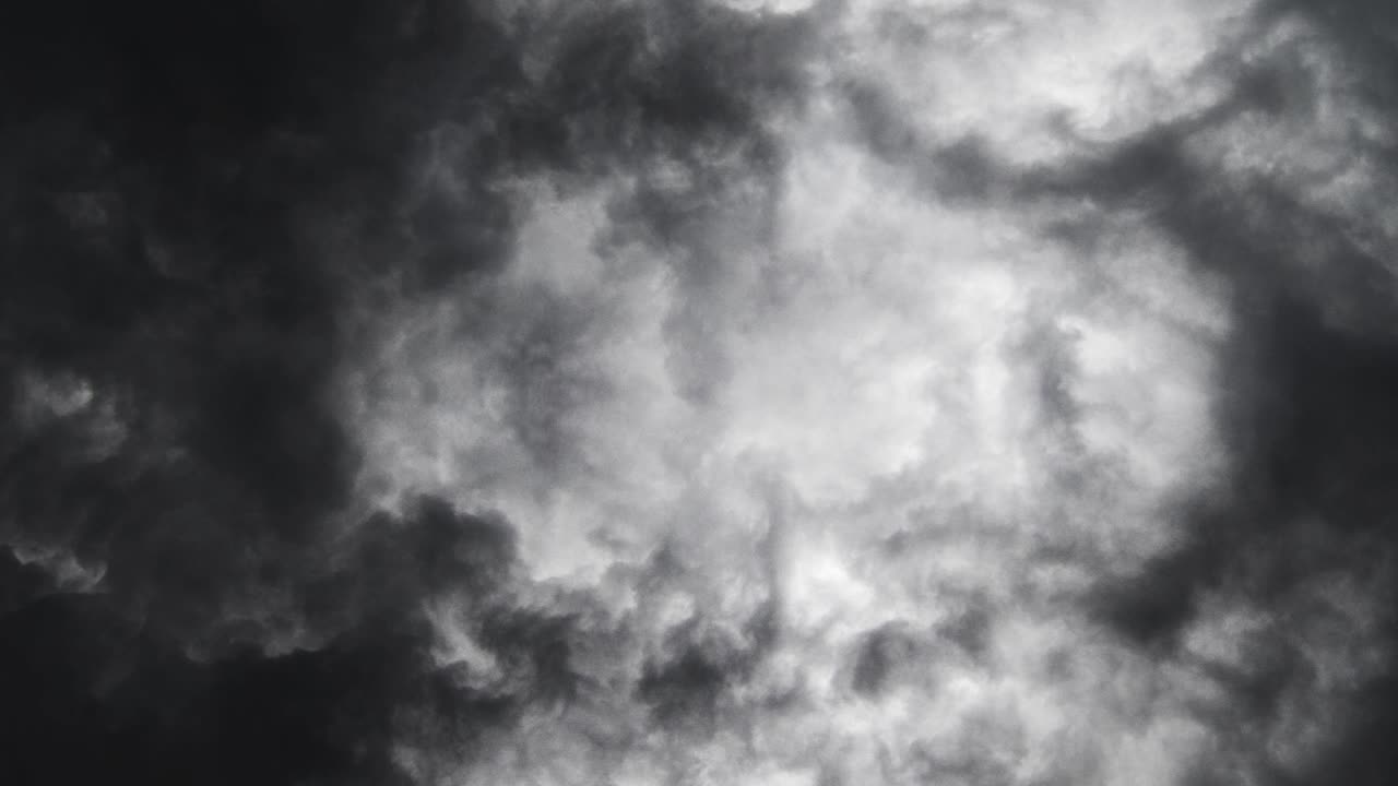 una tormenta brilló en el cielo nocturno