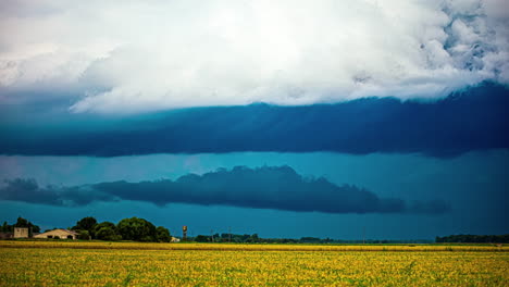 Lapso-De-Tiempo-De-Los-Agricultores-Cosechando-Su-Cosecha-Reciente-Antes-De-Que-Llegue-La-Tormenta