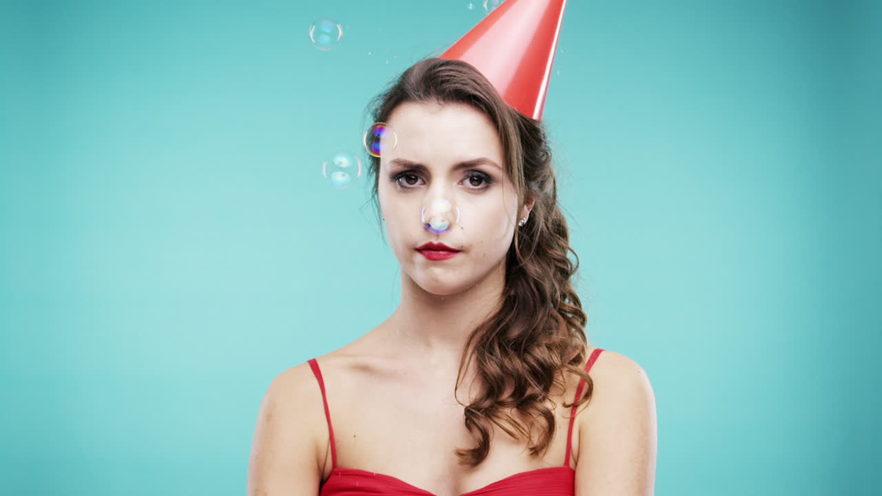 싱글 혼합 인종 남자 파티 팝퍼 느린 동작 사진 부스 파란색 배경