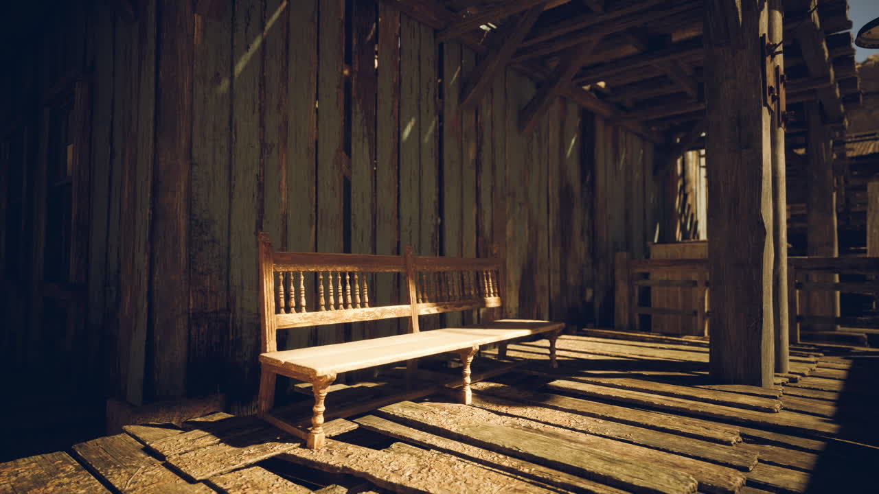 Una panca di legno vuota in una struttura rustica scarsamente illuminata al tramonto