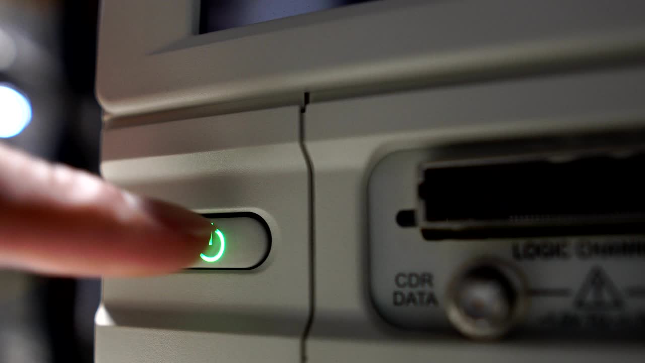 el dedo de primer plano enciende el interruptor del osciloscopio