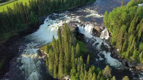 der wasserfall ristafallet im westlichen teil von jamtland zählt zu den schönsten wasserfällen schwedens.