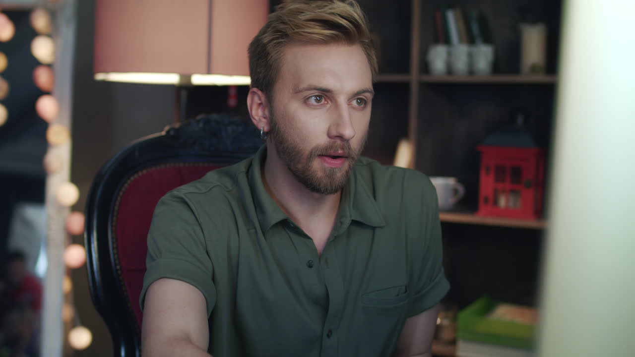 hombre freelance recibiendo una nueva orden de trabajo. trabajo de inicio creativo