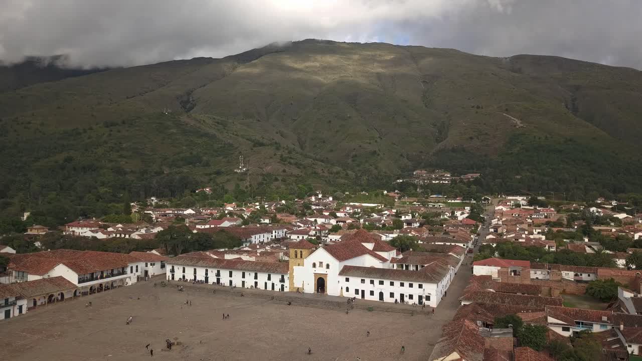 una hermosa toma de avión no tripulado de villa de leyva en colombia
