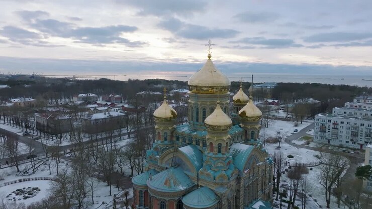 Vue aérienne d'établissement d'un site orthodoxe, large plan drone en orbite.