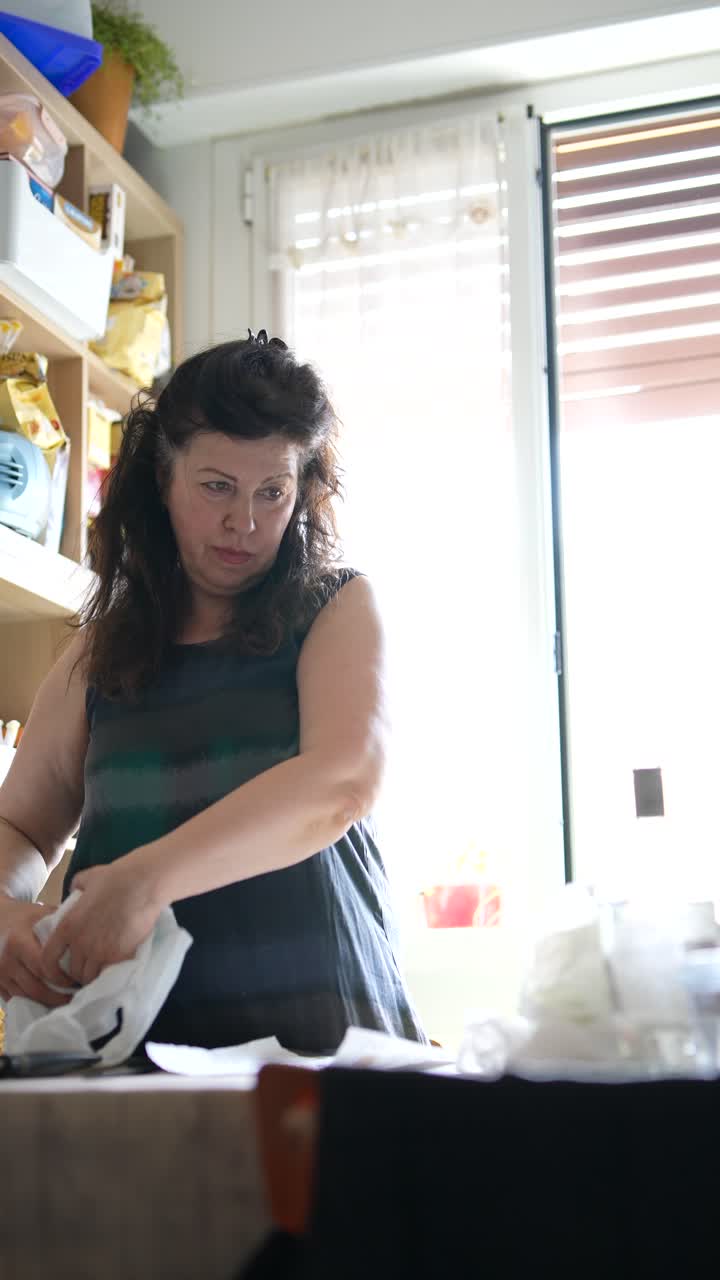 mujer preparando comida en una cocina