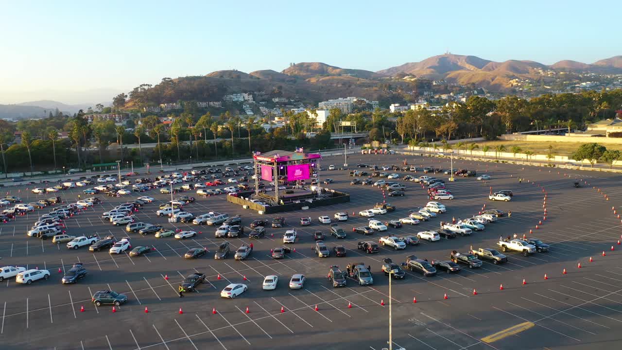 covid 19 코로나 바이러스 대유행 발생 동안 영화관의 드라이브가 부활했습니다.