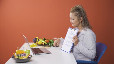 dietitian showing diet plan online.