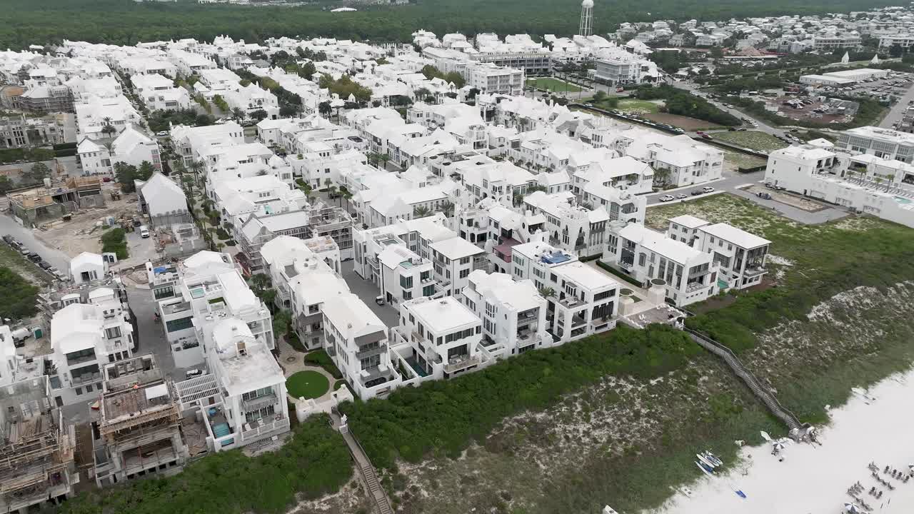 오른쪽 방향으로 돌아가는 아리스 해변의 마을에는 많은 색 집과 건물이 있으며 일부는 건설 중입니다.