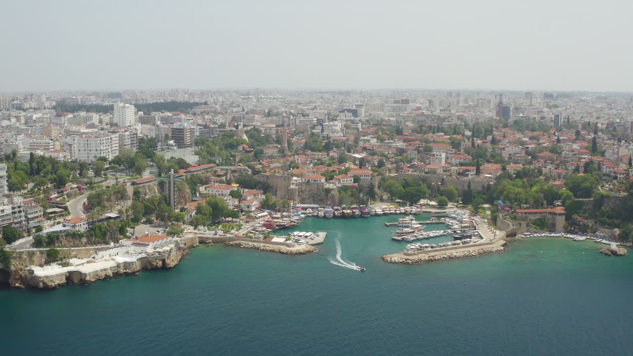 marina de antalya con el castillo de antalia
