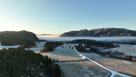 Sonnenaufgangsdrohne-Aus-Der-Luft,-Die-über-Die-Verschneite-Landschaft-In-Norwegen-Fliegt