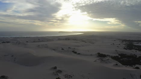 vista aérea de drones de las vastas dunas de arena de la bahía de fowlers, península de eyre, australia del sur