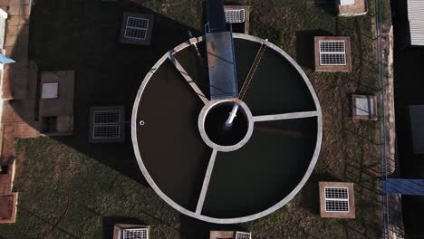 fotografía cenital del sistema de reciclaje de agua, ecosistema, libre de contaminación.