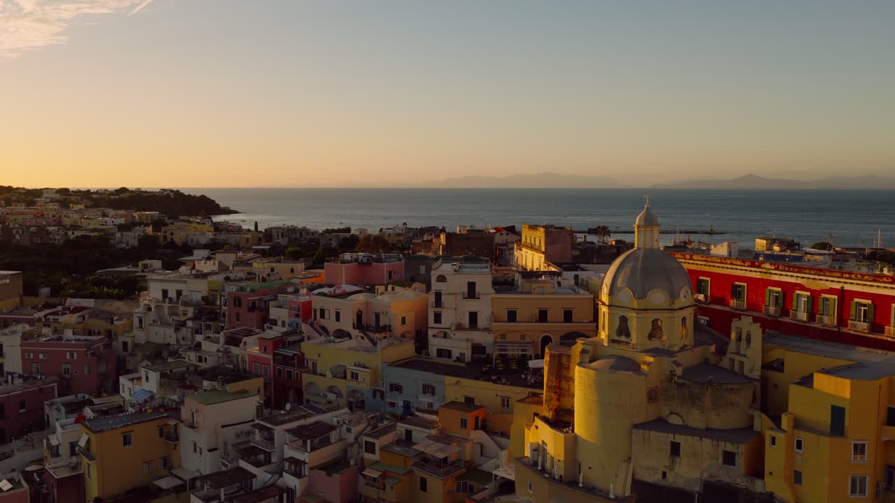 Architettura colorata di Procida al tramonto in Italia - Scatto con drone