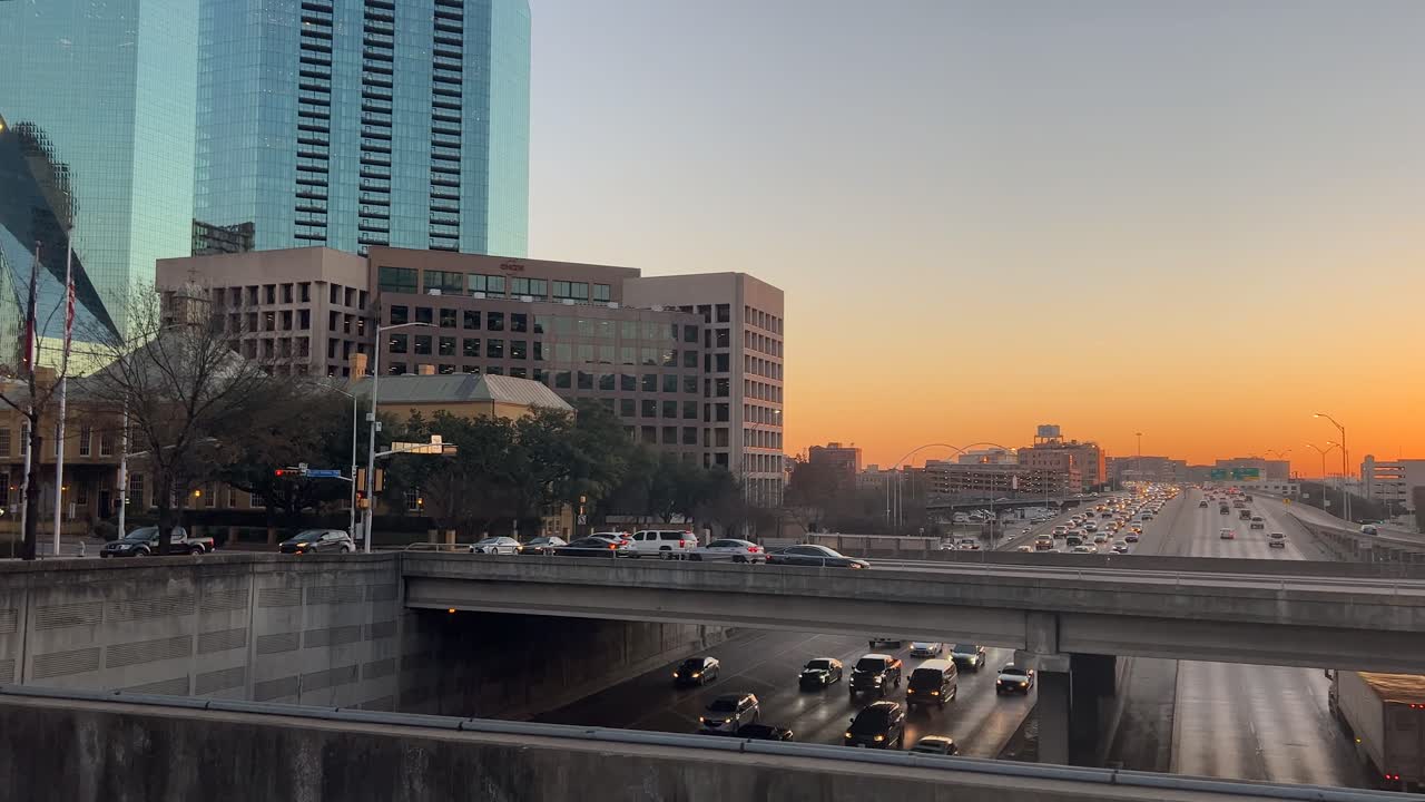 el centro de dallas sobre la autopista interestatal 35 al atardecer