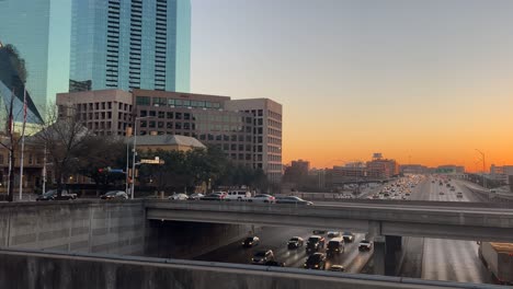 El-Centro-De-Dallas-Sobre-La-Autopista-Interestatal-35-Al-Atardecer