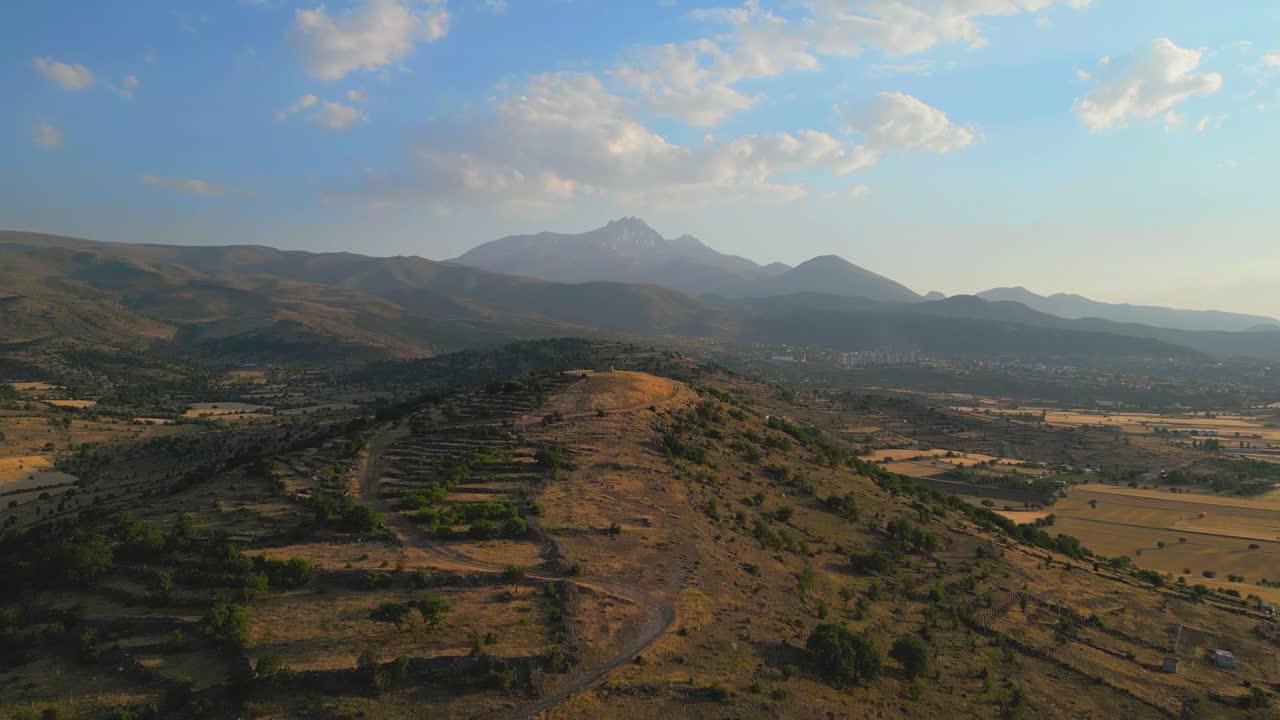 Filmato cinematografico 4K con drone del Monte Erciyes visibile sullo sfondo. Kayseri - Turchia_05