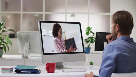 Estudiante-Varón-Caucásico-Usando-Computadora-En-Videollamada-Con-Profesora