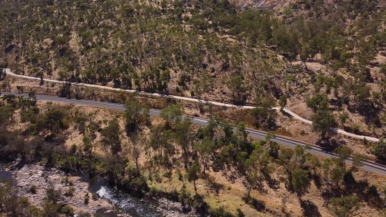 clip aéreo descendente sobre las brillantes aguas tranquilas del río swan en bells rapids en las colinas de perth